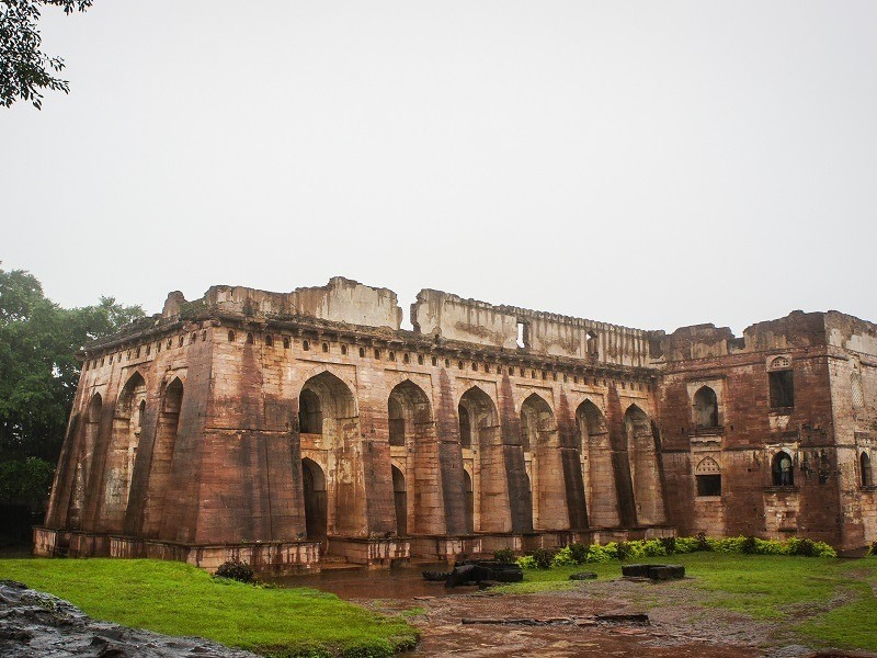 If you are a nature lover, you must visit Mandu in Madhya Pradesh once, know the places to visit here