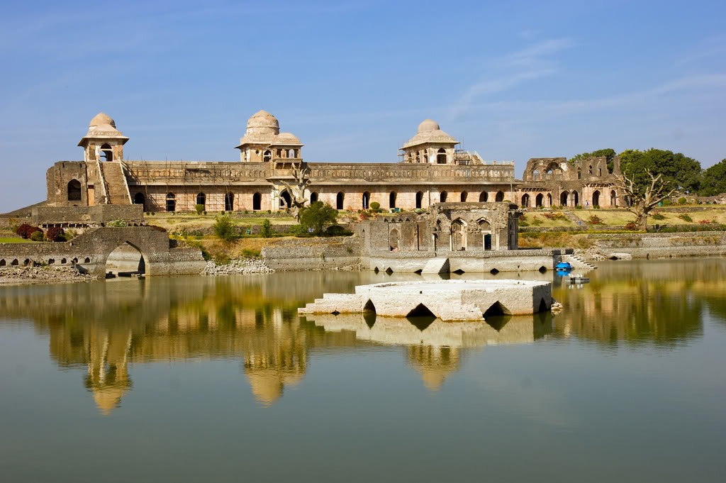 If you are a nature lover, you must visit Mandu in Madhya Pradesh once, know the places to visit here