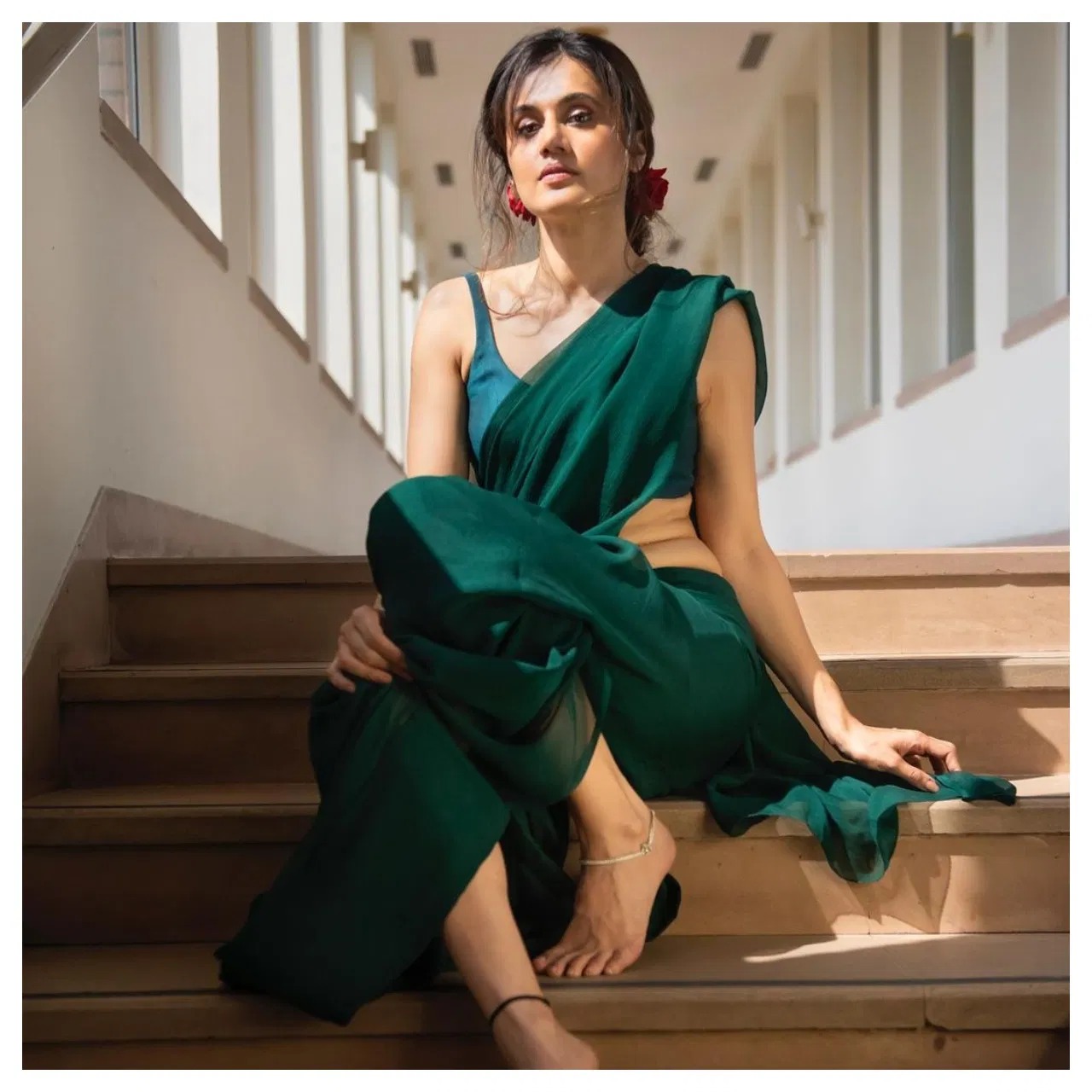 If you want to look glamorous in a simple saree, take styling tips from Taapsee