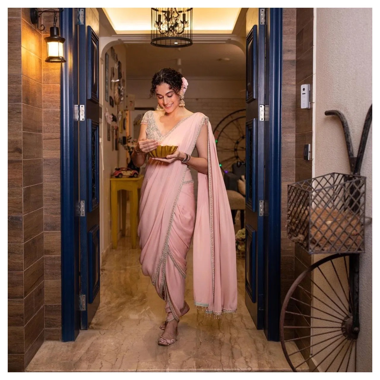 If you want to look glamorous in a simple saree, take styling tips from Taapsee