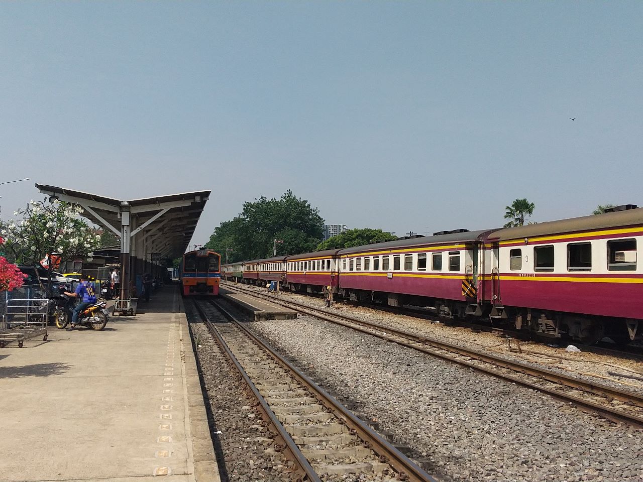 This is the oldest railway station in the country, know its special features