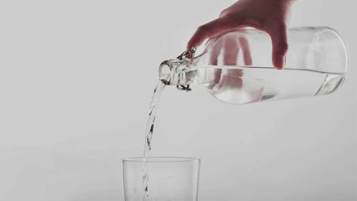 If the mouth of the bottle is dirty and stinks, clean it like this