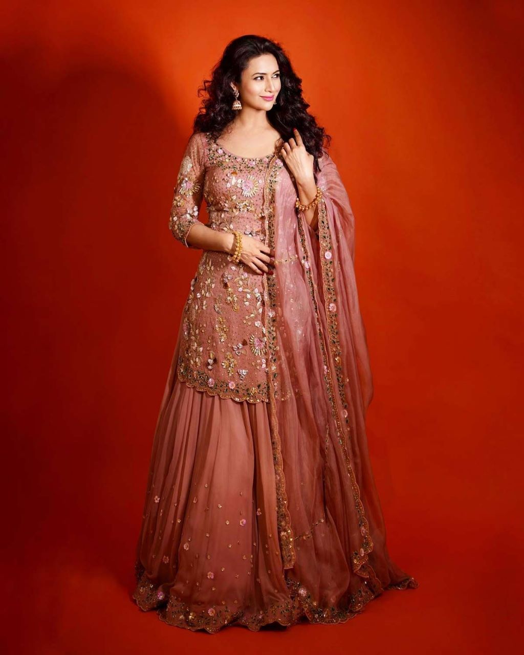 If you want to look beautiful then try this hairstyle with big earrings