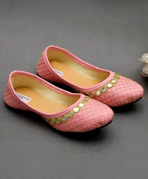 This footwear is best for summer, look stylish and stay comfortable