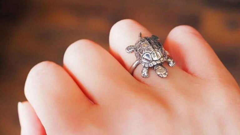 Tortoise ring will bring you wealth, this is the right way to wear it