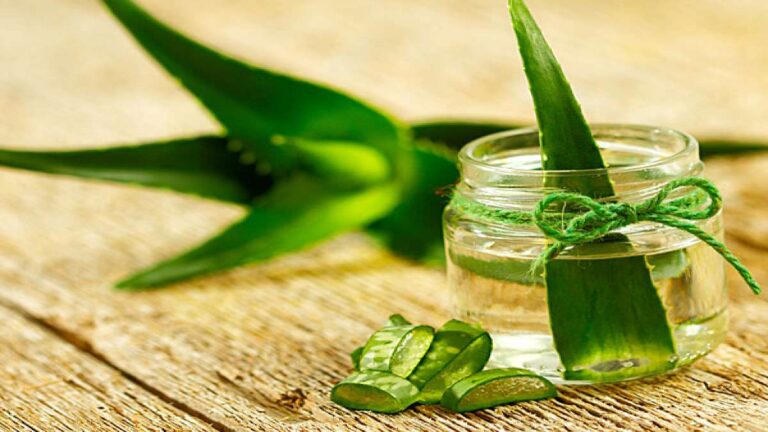 You will get rid of prickly heat overnight, you just have to use aloe vera gel like this