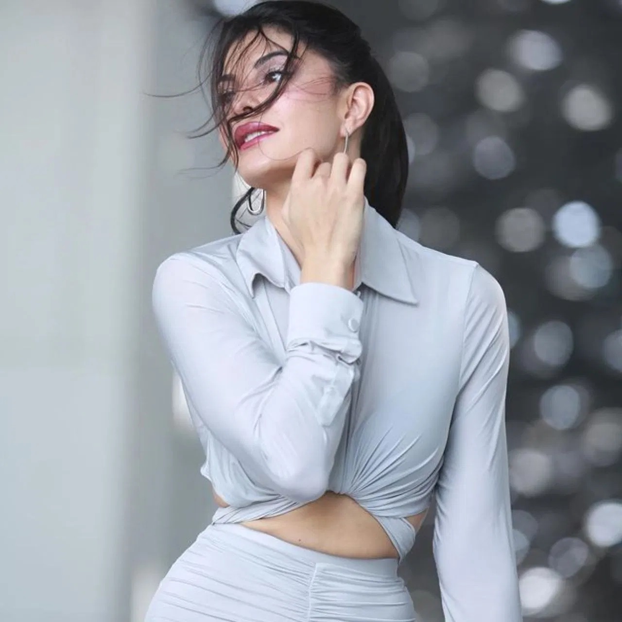 Jacqueline Fernandez looks gorgeous in western style, perfect for parties
