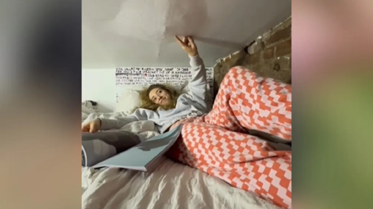 This girl lives in a house of only 9 yards, bedroom-kitchen everything is here