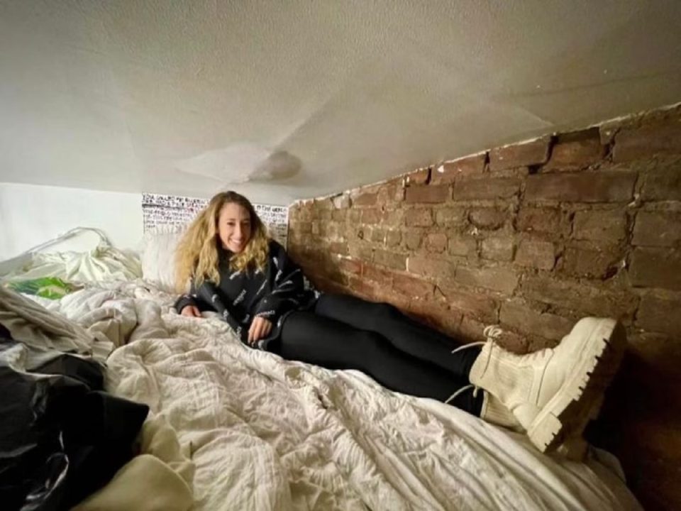 This girl lives in a house of only 9 yards, bedroom-kitchen everything is here