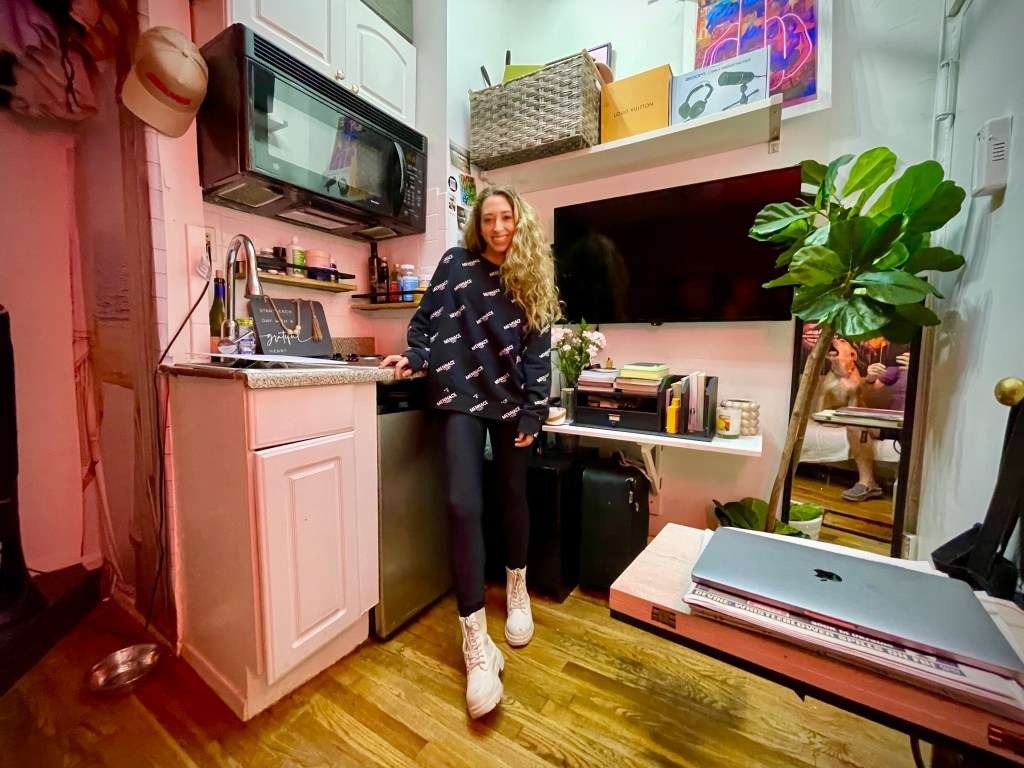 This girl lives in a house of only 9 yards, bedroom-kitchen everything is here