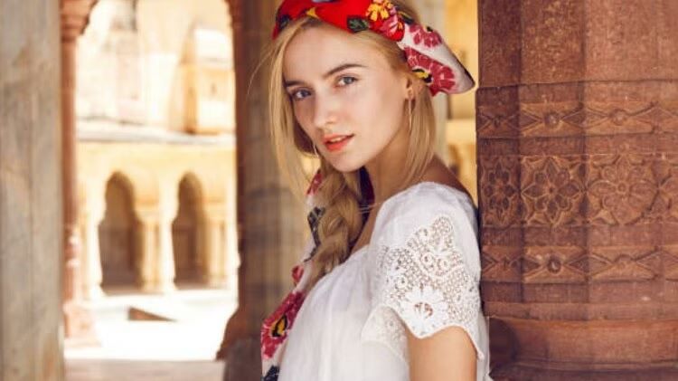 Hair can be curled with the help of a scarf at home, know the right way