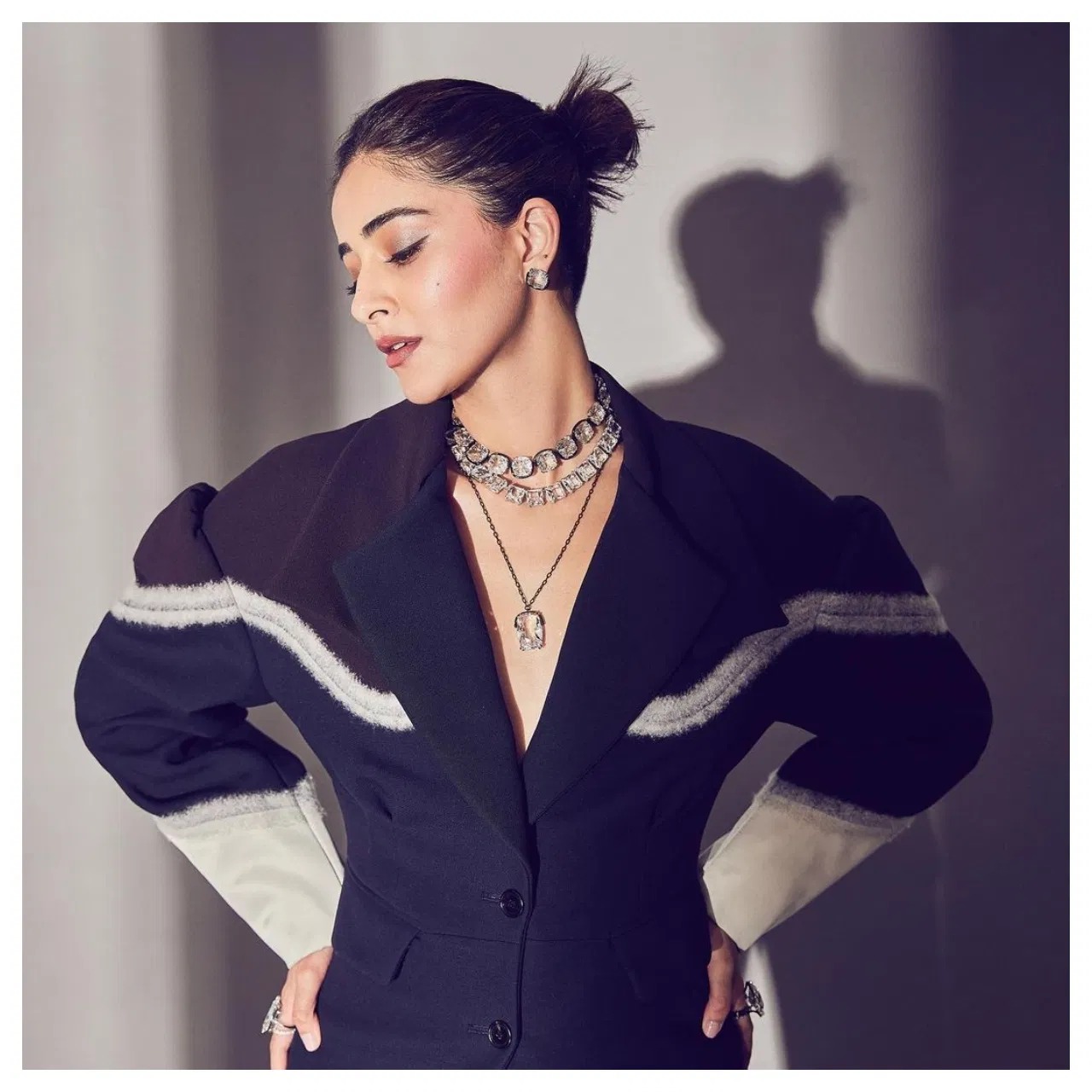 If you want to look gorgeous in a boss lady look, try this hairstyle
