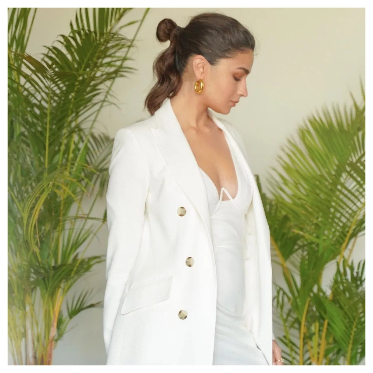 If you want to look gorgeous in a boss lady look, try this hairstyle