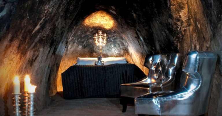 This luxury hotel built in an abyss, not on land, is the price to pay to sleep deep underground.