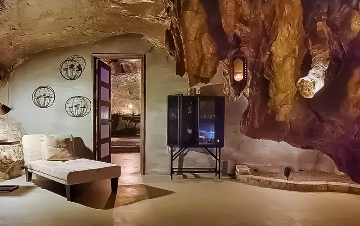 This luxury hotel built in an abyss, not on land, is the price to pay to sleep deep underground.
