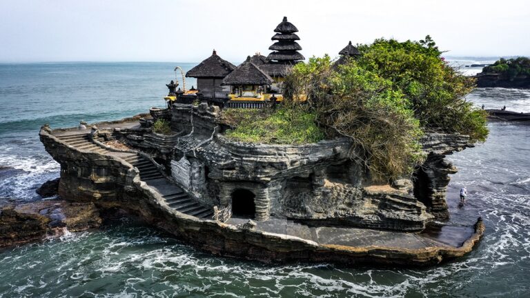 This creature guards this temple built in the sea, this process has been going on for the last 6 centuries