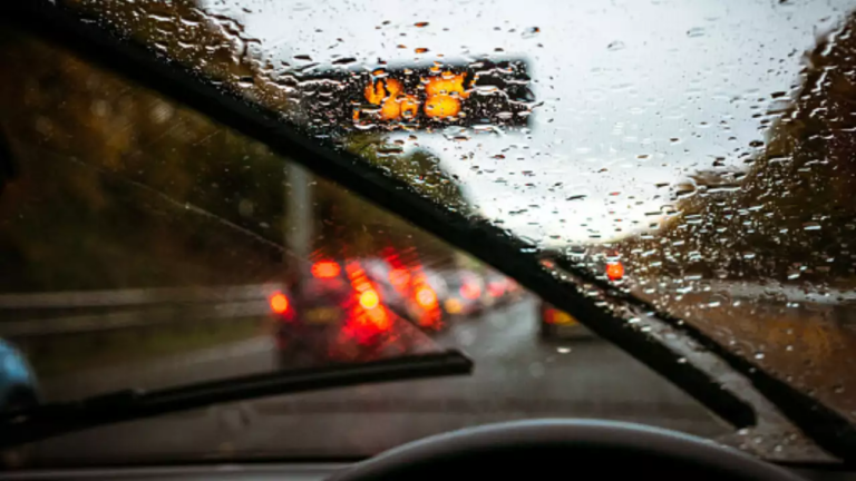 Everything will be visible while driving in the rain! Just have to put this thing on the windshield, cost less than ₹ 1000