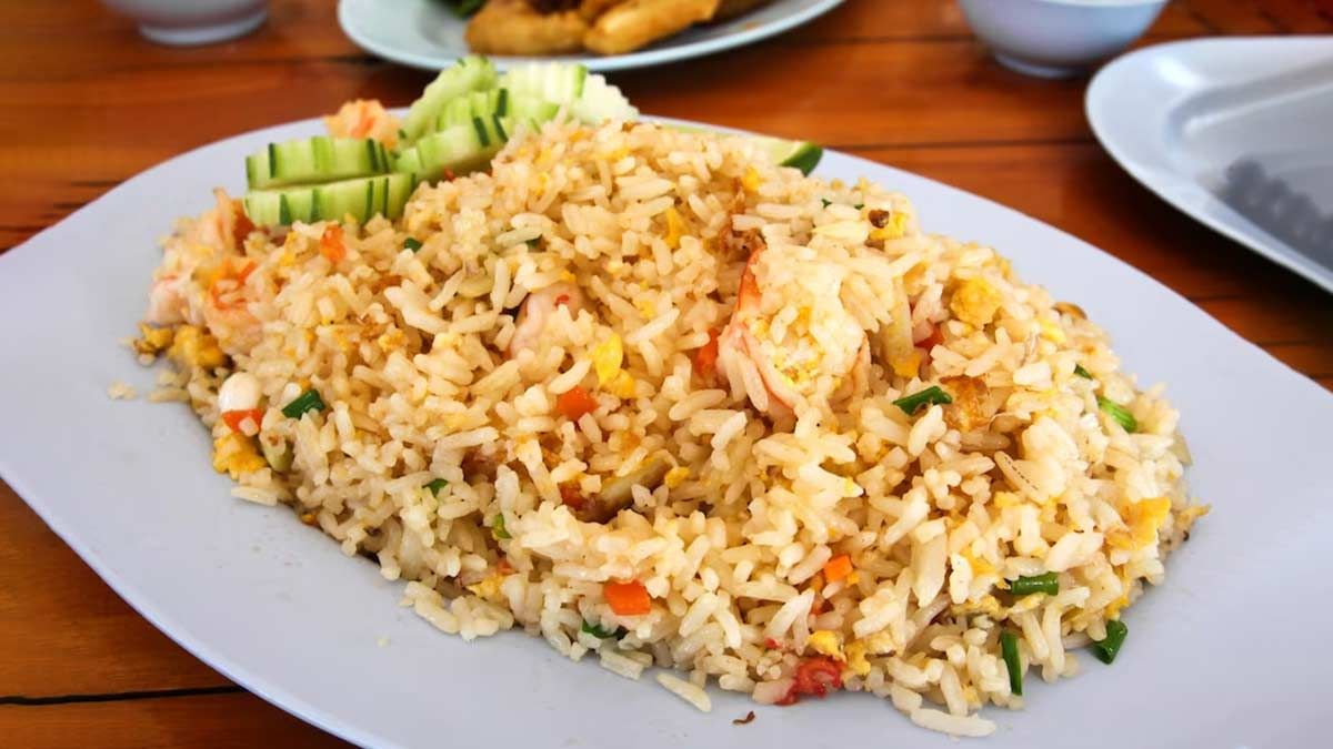 Follow these tips to bring out the Korean flavor in Veg Fried Rice