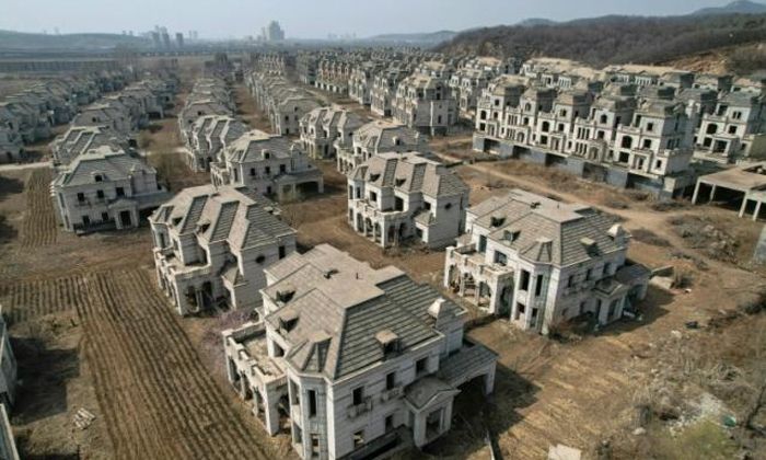 This is a ghost town! More than one beautiful bungalow has been built, but no one has come to buy it!