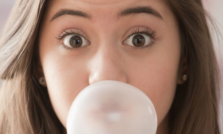 Does chewing gum reduce facial fat, know how effective it is for weight loss?