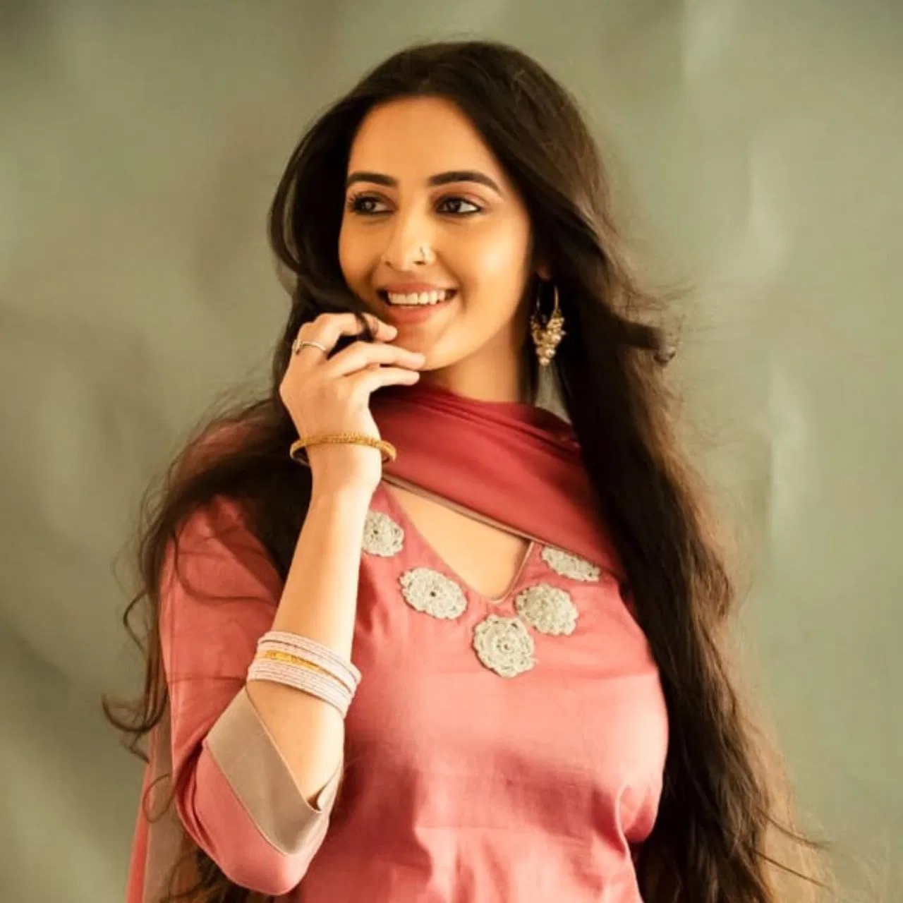 Sunny Deol's onscreen daughter-in-law's ethnic look is amazing, you can also recreate it