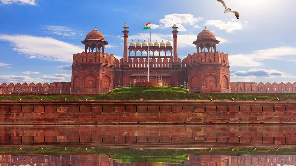 Not only famous for shopping and sightseeing, but also for its taste, Old Delhi is a must-explore these 5 places.