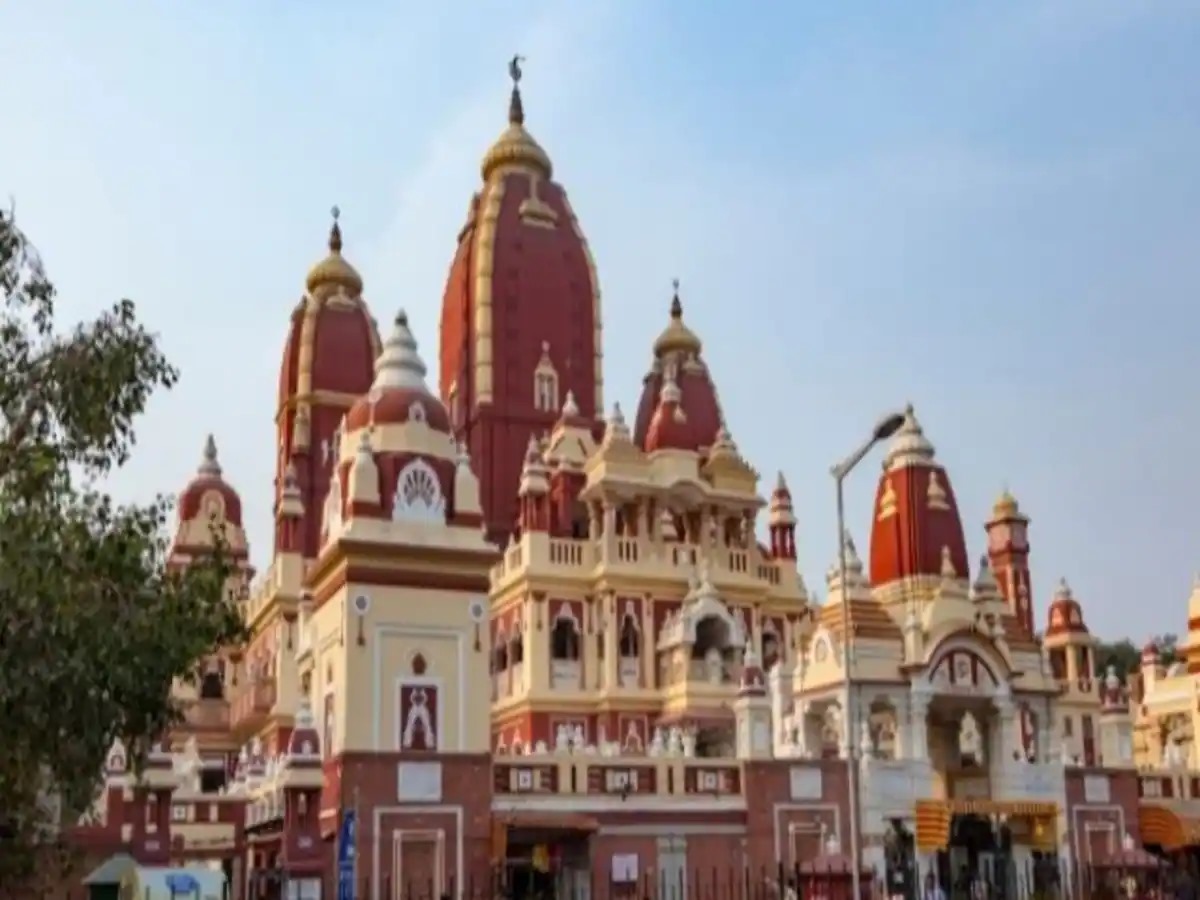 Not only famous for shopping and sightseeing, but also for its taste, Old Delhi is a must-explore these 5 places.