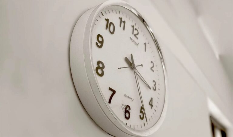 Home clock can also change your luck, know these rules related to wall clock