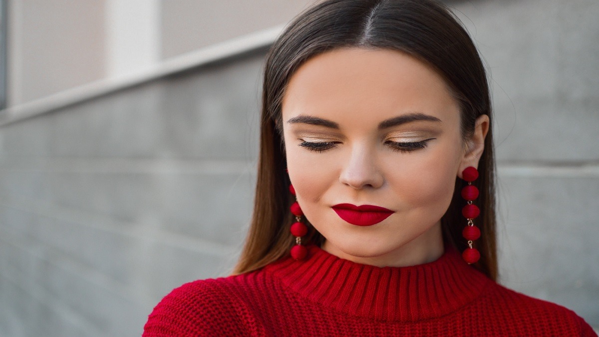 Lipstick that doesn't last long? Then these tips are for you