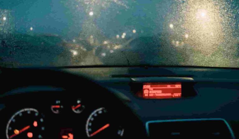 Keep these things in mind while driving at night in heavy rain, otherwise you may face trouble