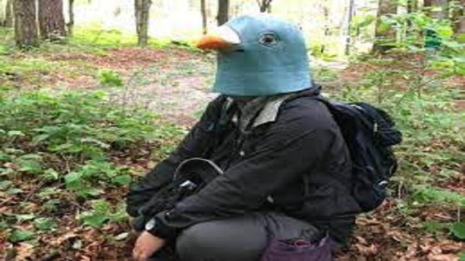 Wanted to make friends with birds, the scientist wore a bird mask for 1 year, know whether it was successful or not!