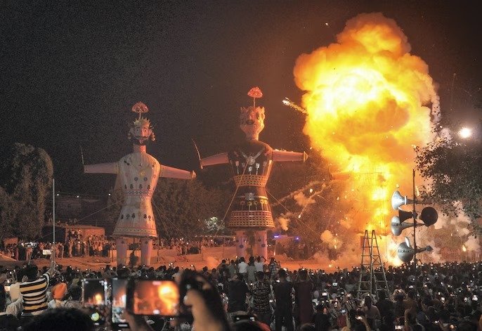 Dussehra is celebrated in a unique way in many states of the country, tourists from abroad come to witness the celebration