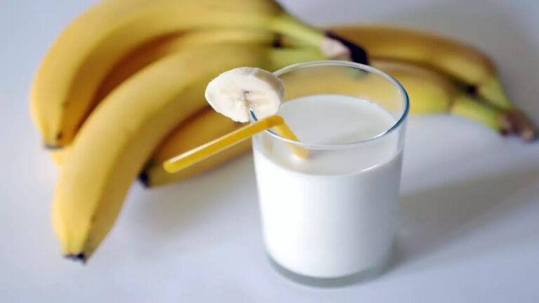 These people should not eat bananas and milk together, they can get seriously ill