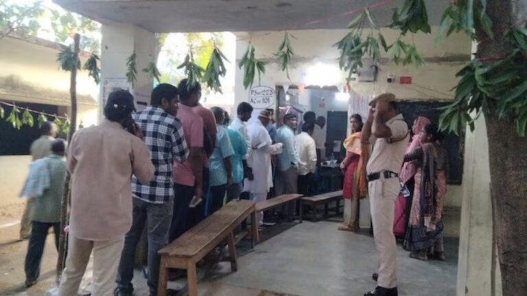 BJP-BRS workers clash at polling station; Revanth stopped Reddy's brother to go to the booth