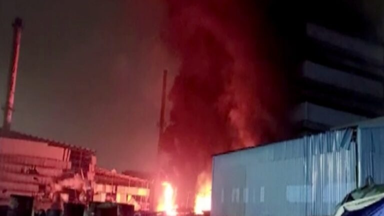 Fierce fire breaks out after explosion in chemical plant in Surat, 24 employees injured; Drops of black smoke in the sky
