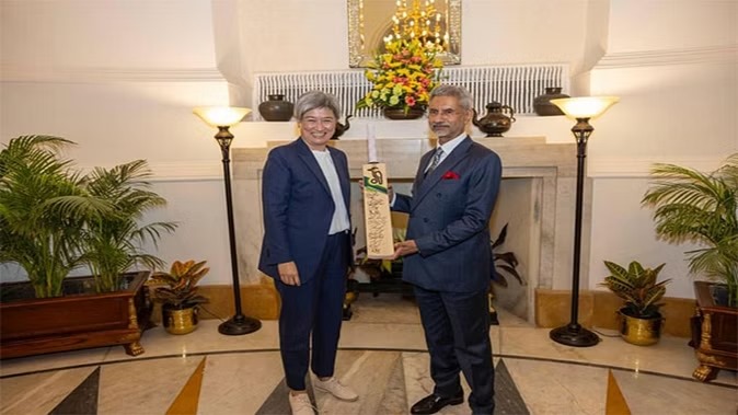 Australian Foreign Minister presents bat to Jaishankar; Said- Cricket is like a bridge between us