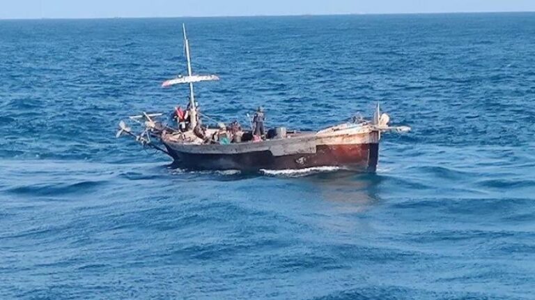 Coast Guard caught Pakistani boat in Indian waters, 13 Pakistani sailors arrested