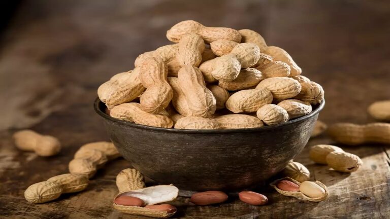 From weight loss to diabetes, these are amazing benefits of eating peanuts in winter.