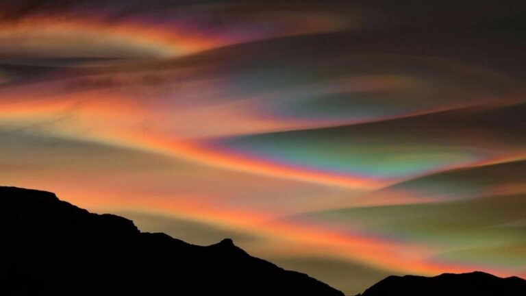 Very rare 'rainbow' clouds seen here, stayed in the sky for 3 days, this is the reason for the mysterious phenomenon!