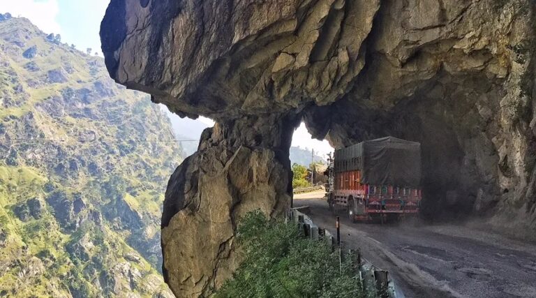 These are the most dangerous roads in India, it takes courage to cross this road