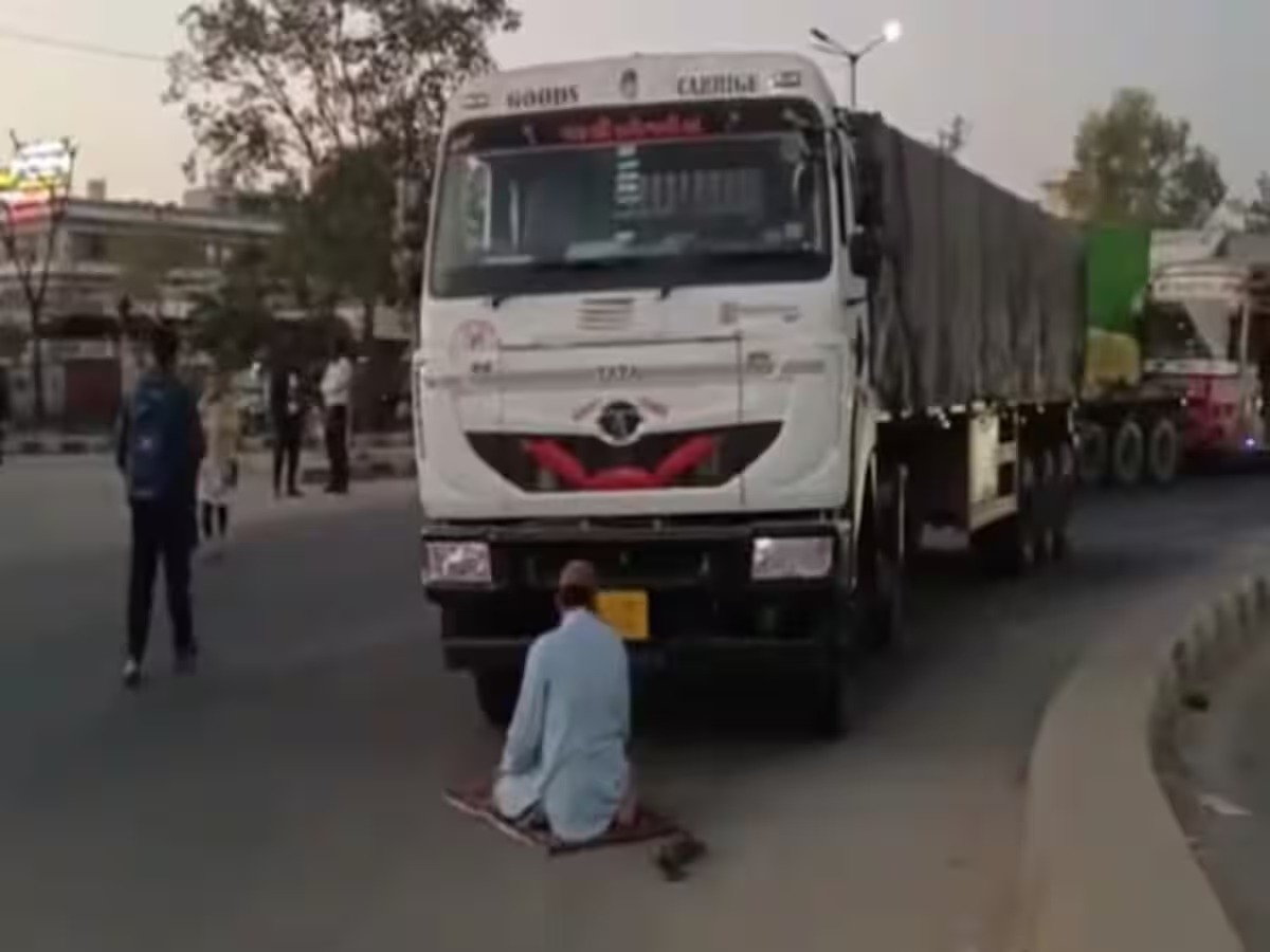 The driver had to be offered namaz in the middle of the road and the police arrested the driver