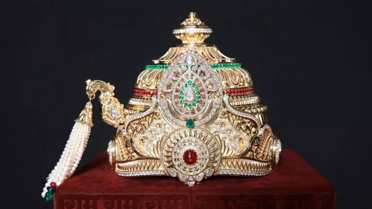 This is a diamond merchant from Gujarat, who offered a diamond crown to Lord Rama