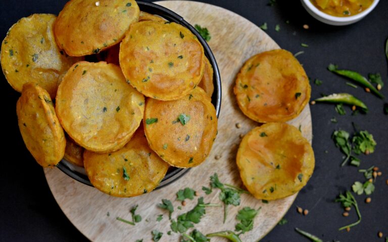A delicious breakfast ready in 10 minutes with just green chillies and coriander, know the masala puri recipe.
