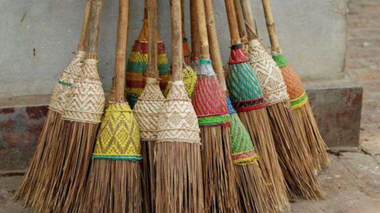 According to Vastu if you keep a broom at home then keep these 4 precautions, you will never lack money in life.