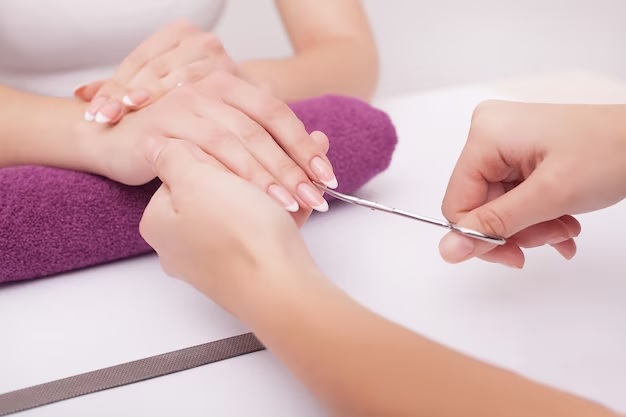 Take care of nails in this way, its shine will always be maintained