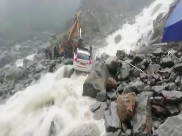 National News: Even before the Chardham Yatra started, devastation was seen, highway closed due to rain.
