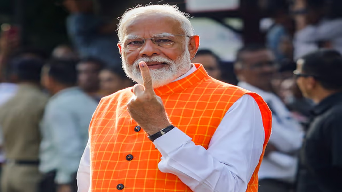 Lokshabha Election 2024: PM Modi voted in Ahmedabad, this person touched his feet while reaching the polling booth.