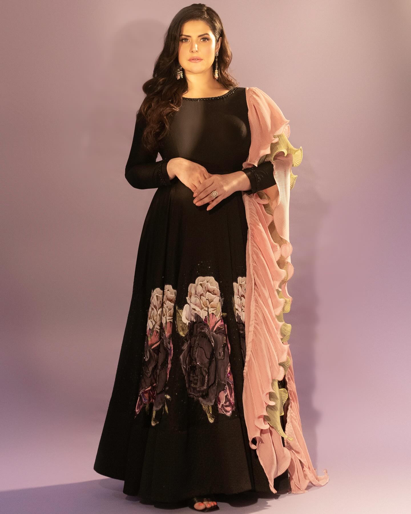 Fashion News: If you want to give perfect shape to your body, then try this fancy salwar-kameez of Zareen Khan.